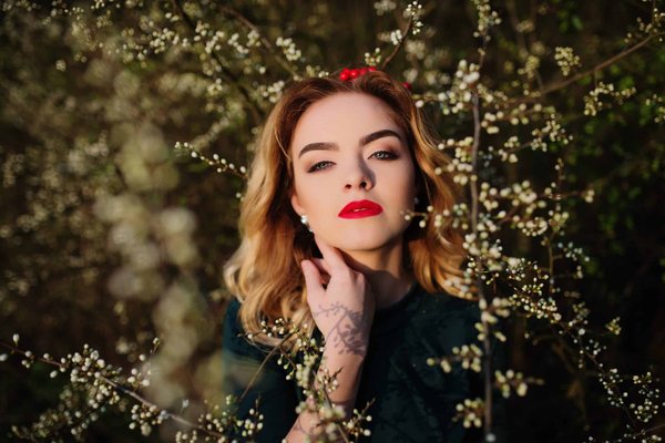 How to Choose the Right Type of Silk Scarf That Adds a Sophisticated Touch to a Seductive Dress?